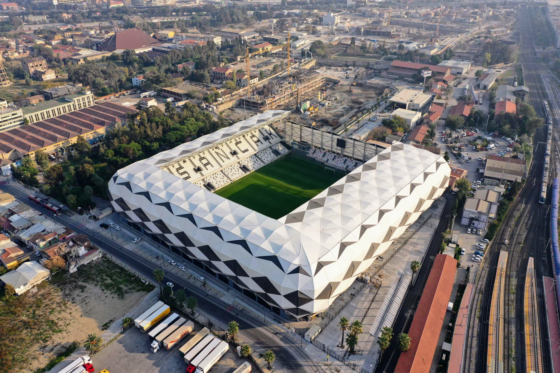 İzmir Alsancak Stadyumu (15.000 Kapasite)